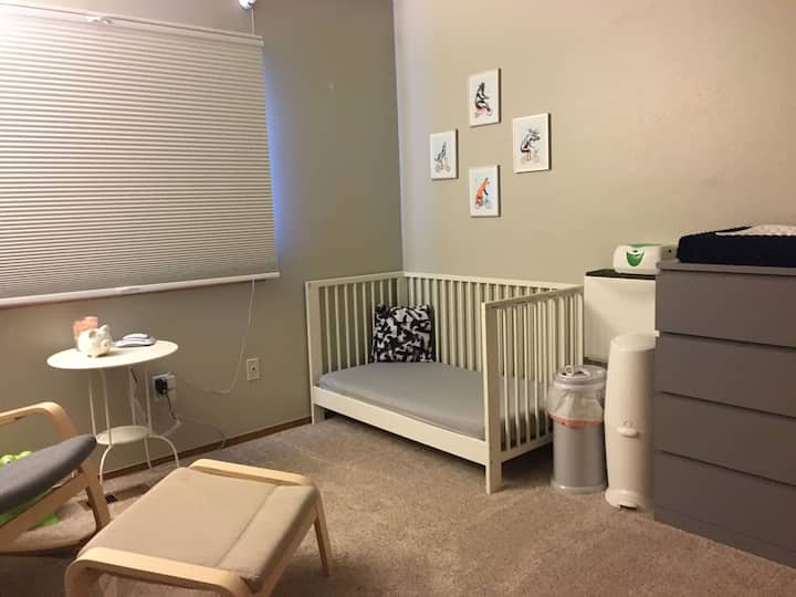 Izba pre deti / batoľatá. Máme k dispozícii aj detskú postieľku.
Teraz máme detskú postieľku a detskú postieľku v tej istej izbe.