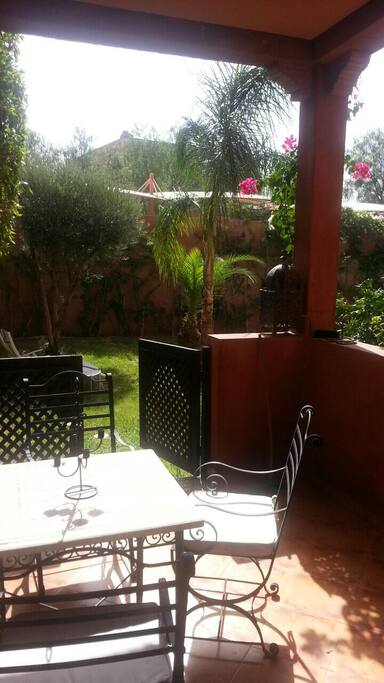 Loggia coperta che da sul giardino