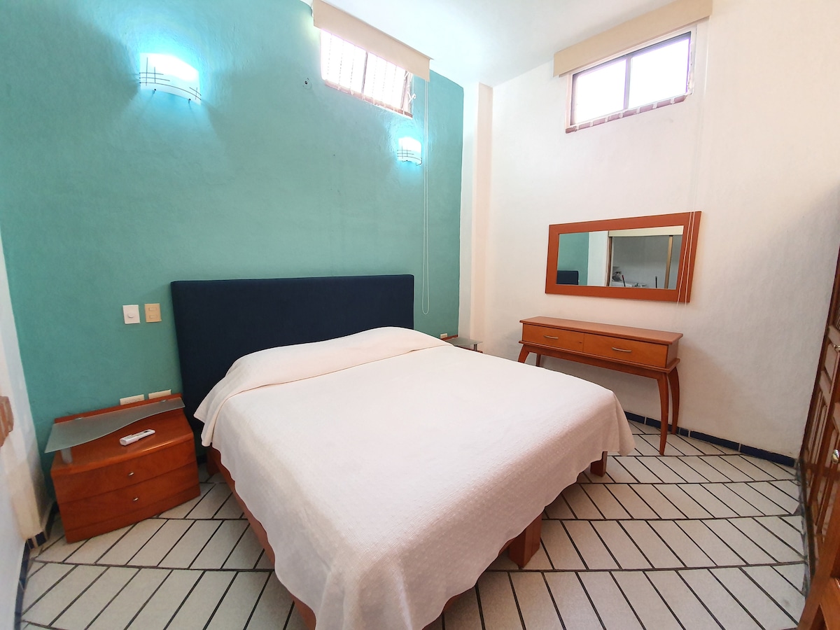 Მთავარი საძინებელი. A/C და ჭერის ვენტილატორი. 

Დიდი კარადა ფოტოს მარჯვენა მხარეს. 