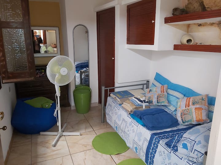 Nyumba ina viyoyozi kadhaa, rejeta, jiko la gesi na feni.