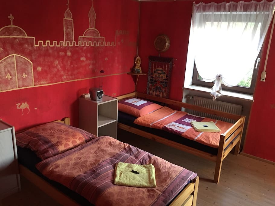 Zimmer mit 2 Einzelbetten und Schrank