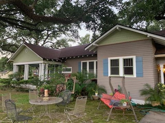 Single Room---The Garden Under the Oaks