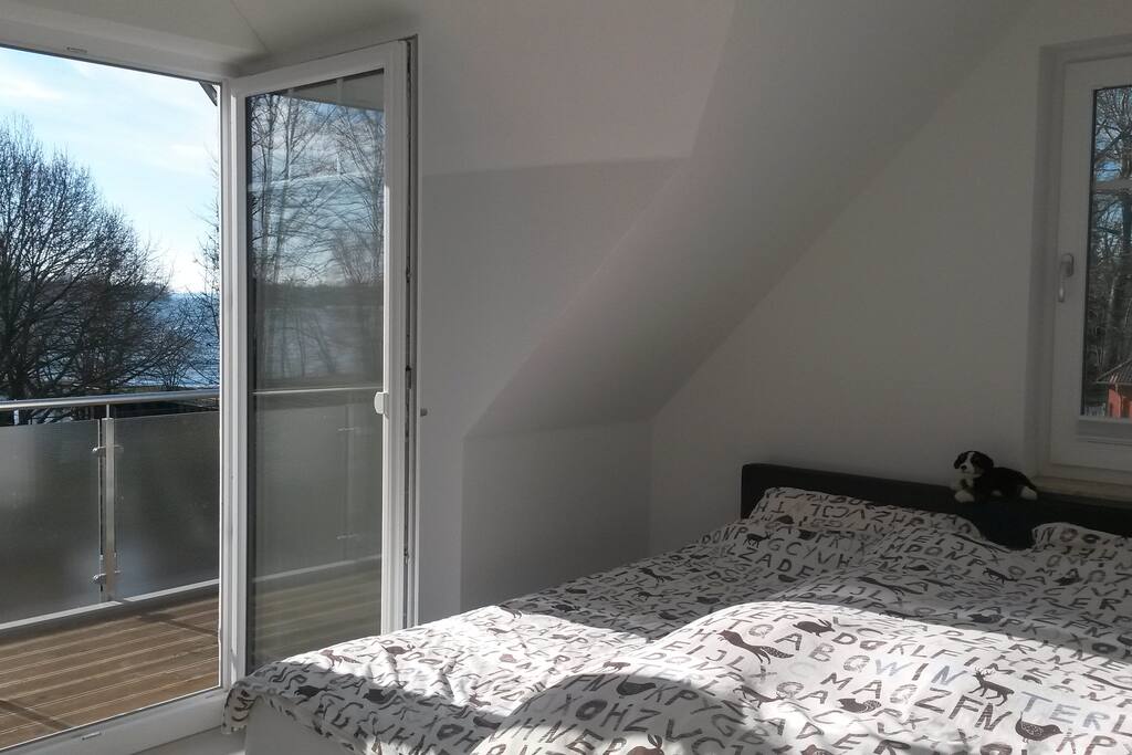 Südosten: Schlafzimmer 1 mit Blick auf den See OG