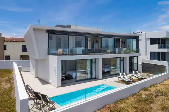 STYLE Designer Villa BEACH FRONT- Unlimited Views gallery image 2