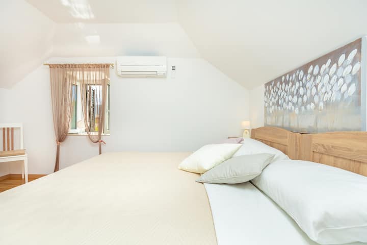 Საძინებელი ორადგილიანი საწოლით