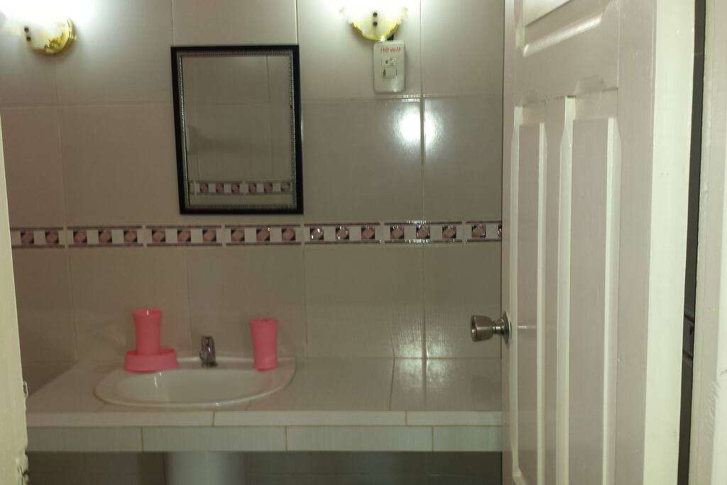baño privado con agua caliente
