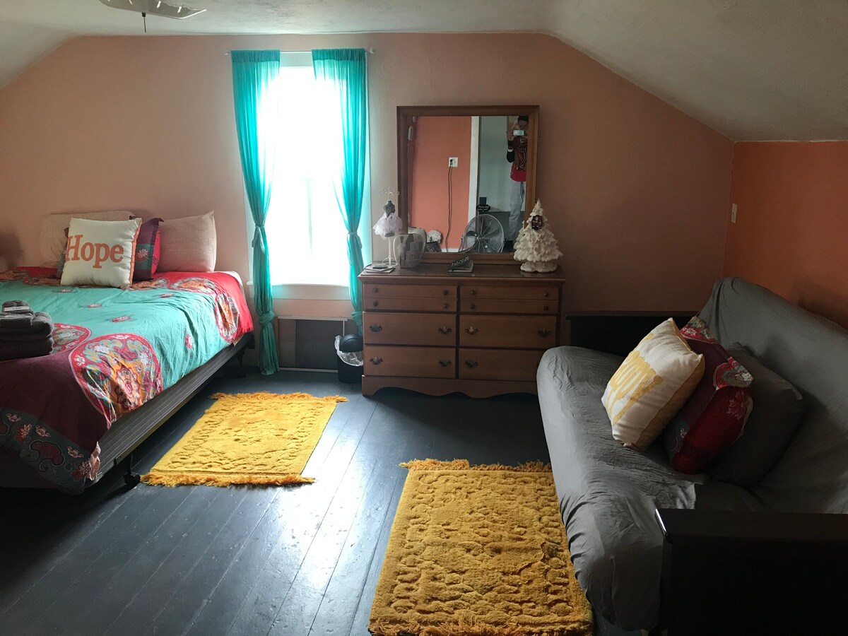 卧室1 ：楼上独立卧室配有标准双人床，配有日式床垫，可供额外睡觉。 