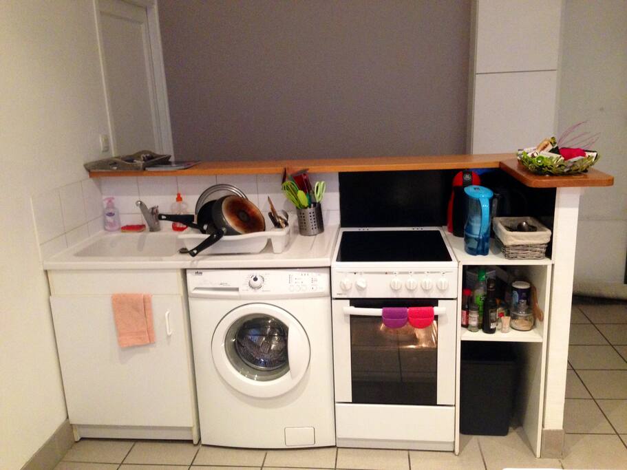 Kitchenette plutôt fonctionnelle dans le séjour.