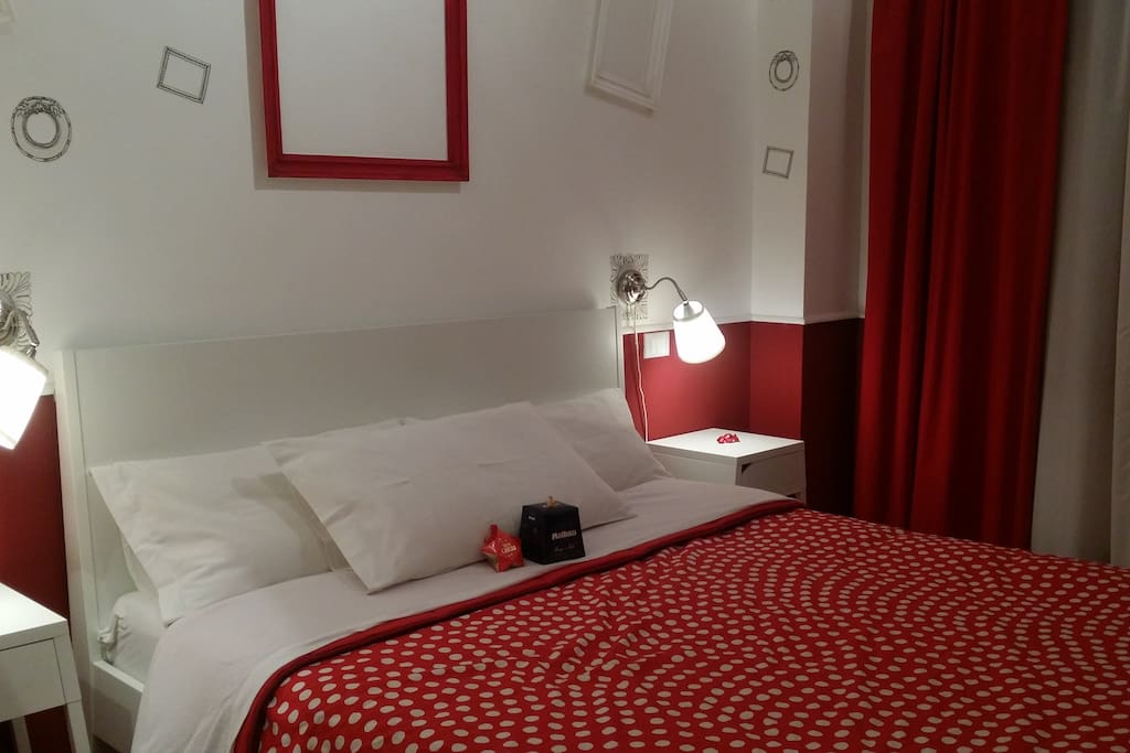 RedRoom con il bagno interno, RedRoom with bathroom iside