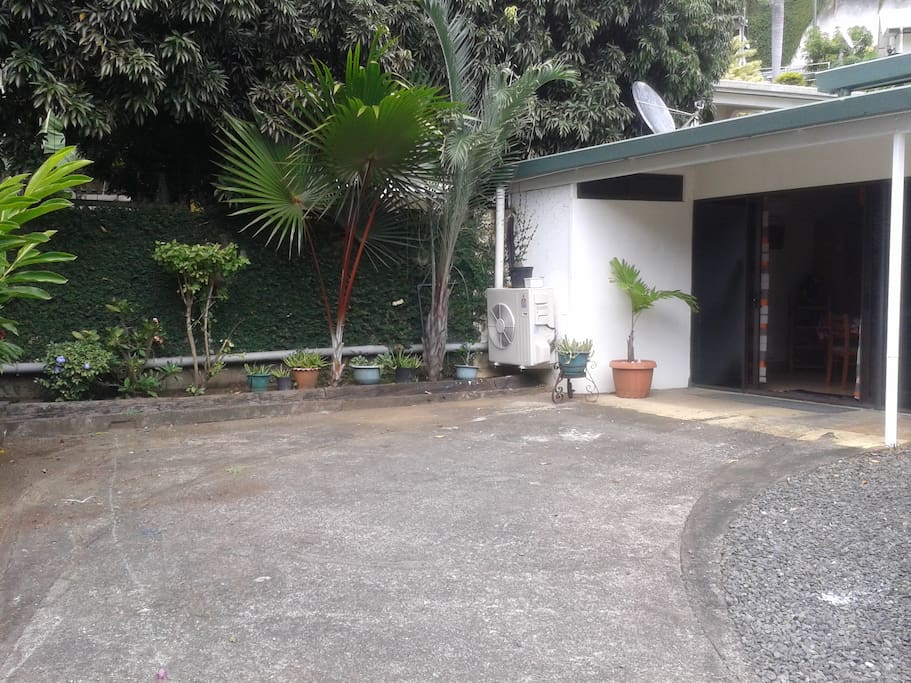 Entrée du studio, mitoyen à la maison du propriétaire.