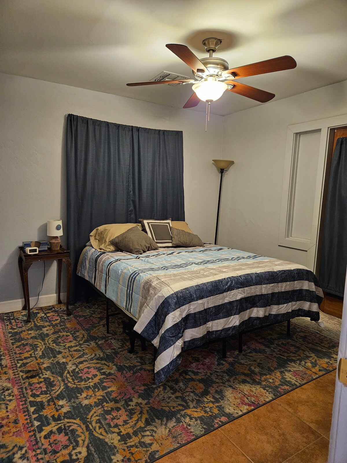 ห้องนอนพร้อมทีวีและเข้าถึงลานด้านหลังได้โดยตรง