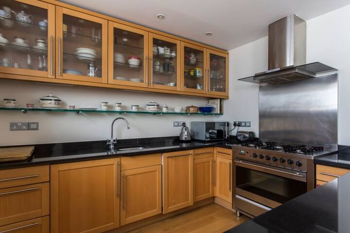 Beautiful Mews house, Conduit Mews, Paddington, W2 gallery image 4