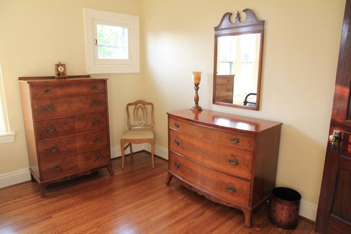 Spacious, charming 3 storey home in great ‘hood gallery image 4