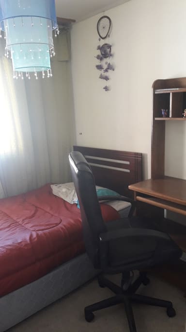 Habitación confortable, cama de 1 plaza, incluye closet y escritorio.