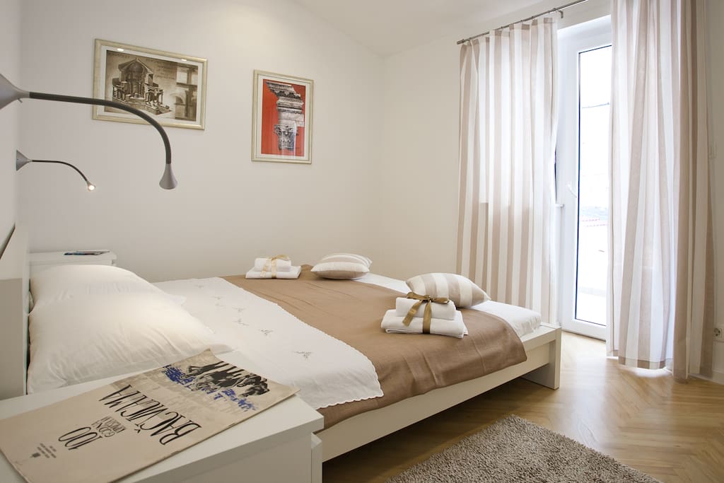 Comfortable king size bed, with a lot of sun and exit on balcony..
