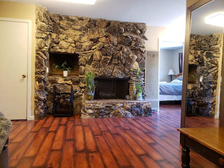 Spacious 6 Bedrooms, 5 Queen And One King Bed - Sacramento, CA