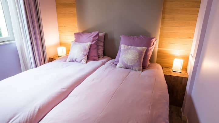 Spavaća soba 1 (Prizemlje) - dva kreveta za jednu osobu (posteljina je uključena)