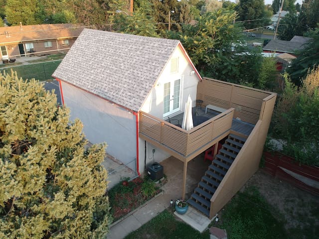 Adorable, central, cozy loft with deck!