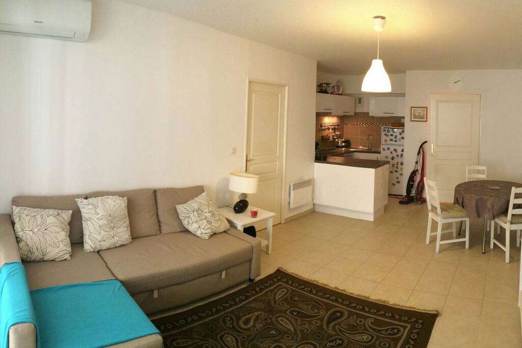 Salon/salle à manger/cuisine équipée