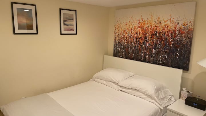 Modern Spacious Private One bedroom Free Parking.