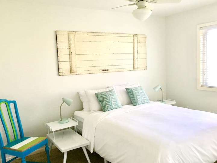 CHUMBA CHA 7 CHA KULALA: ghorofa kuu, kitanda cha malkia, kabati, feni ya dari, dirisha lenye mandhari nzuri ya ua wa mbele. Bafu kamili la ghorofa kuu pembeni. 