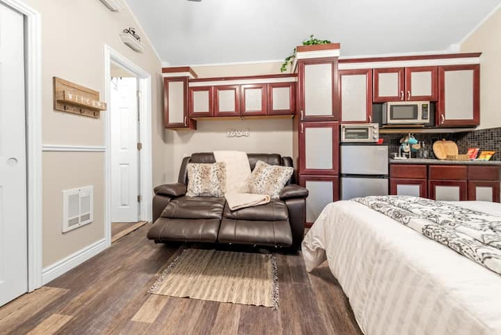 Ако имате трето лице, оваа лежалка е многу удобна за спиење. Се разбира, ова лице ќе мора да биде прилично мало. 