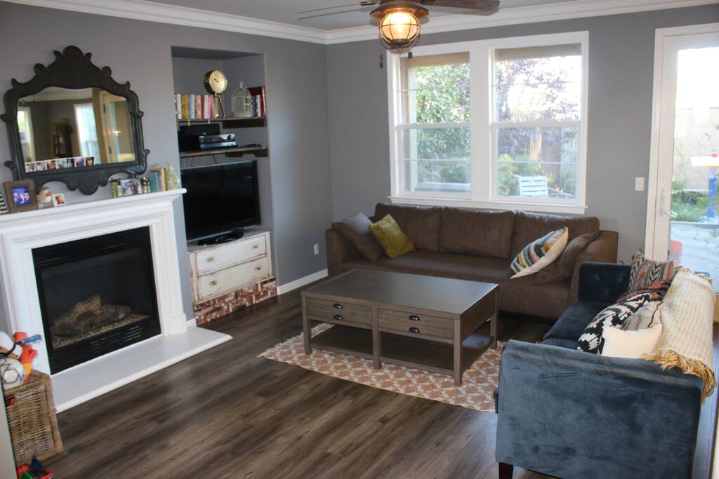 Living room with two sofas, a gas fireplace and a 42" HD TV