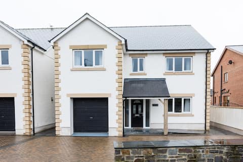 Large family friendly, cosy detached home, (Moon)