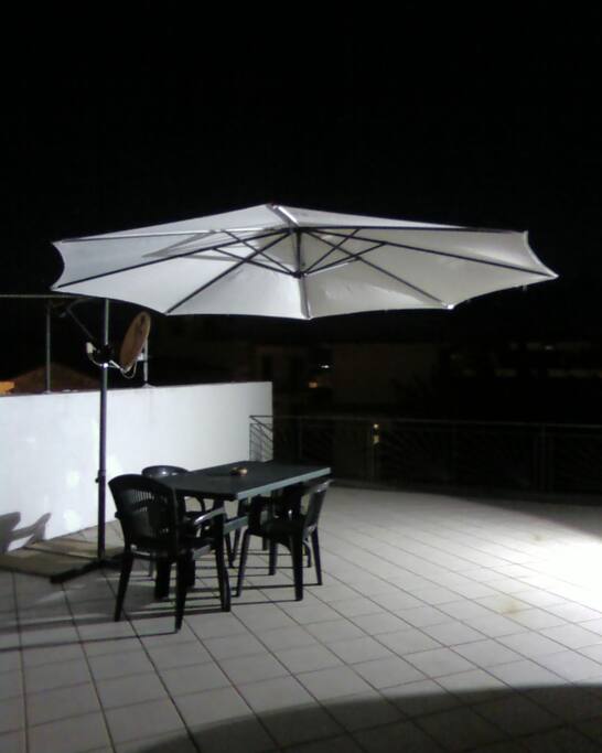 TERRAZZO CON OMBRELLONE,TAVOLO E SEDIE