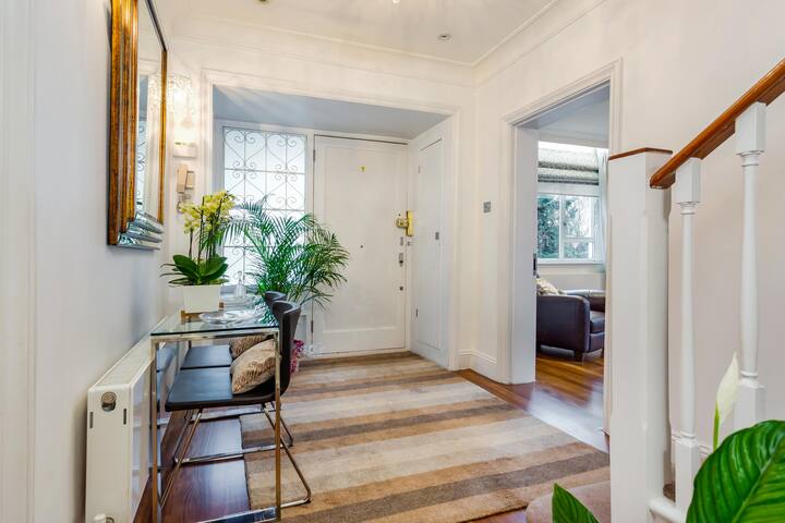 Hyde Park Luxury: 5-Star Retreat, Town House gallery image 3