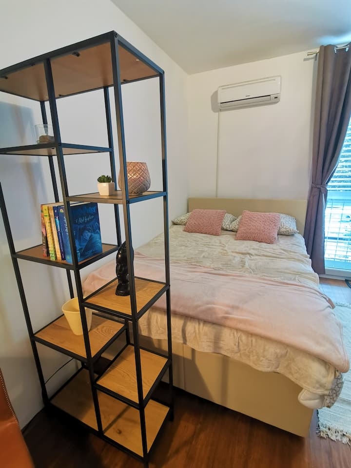 Ambienti i dhomës së gjumit