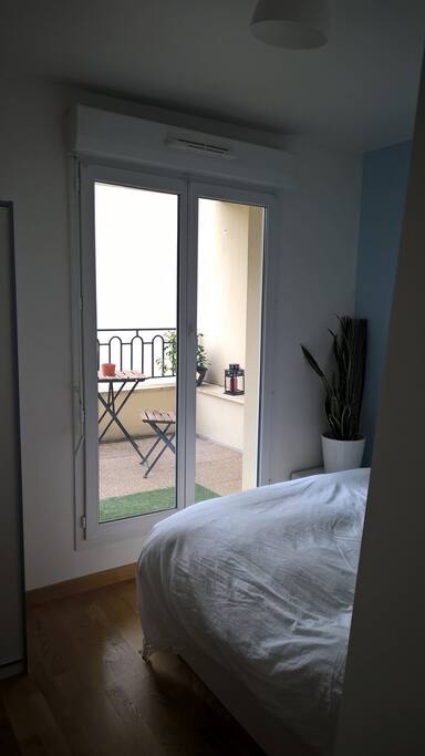Chambre vue sur la terrasse