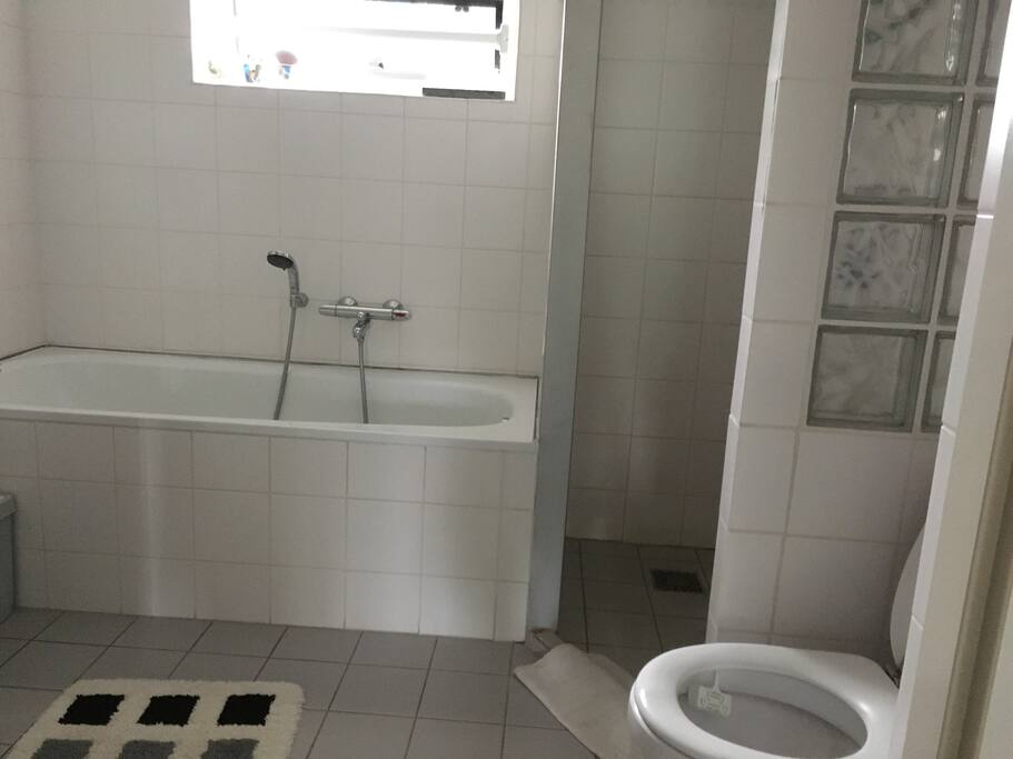 bathroom
(separate bath and shower)