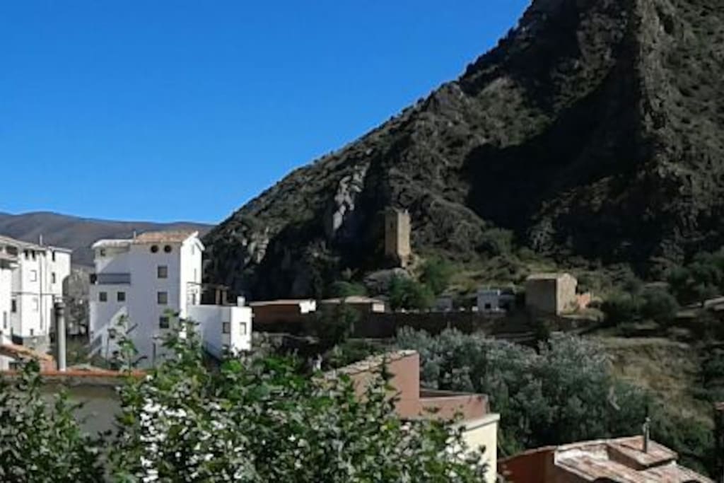 Vistas de las ermitas y castillo y montañas que rodean la casa