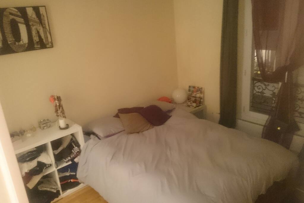 Chambre avec un grand lit double