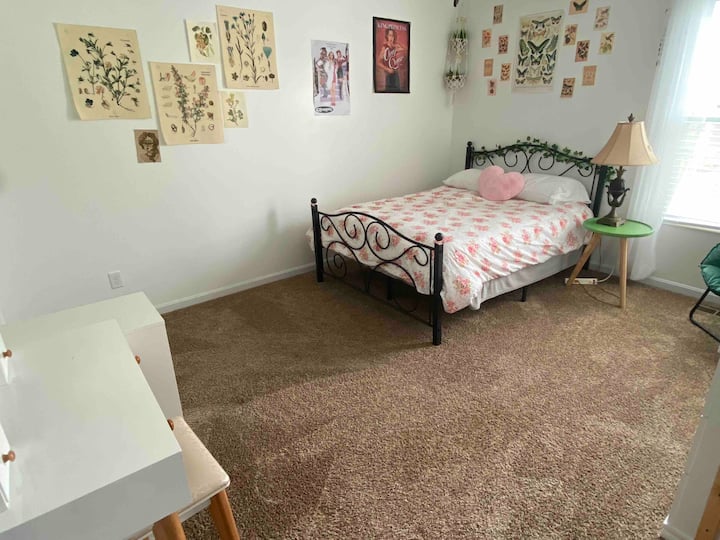 Das Gästezimmer 2 verfügt über ein großes Bett mit einem bequemen Memory-Schaumstoffpolster darüber.