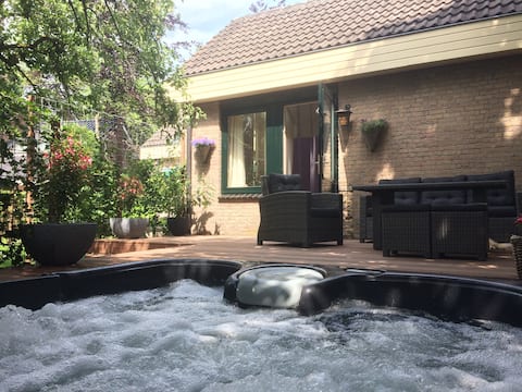Top performing Airbnb: Apartment with jacuzzi in Ede