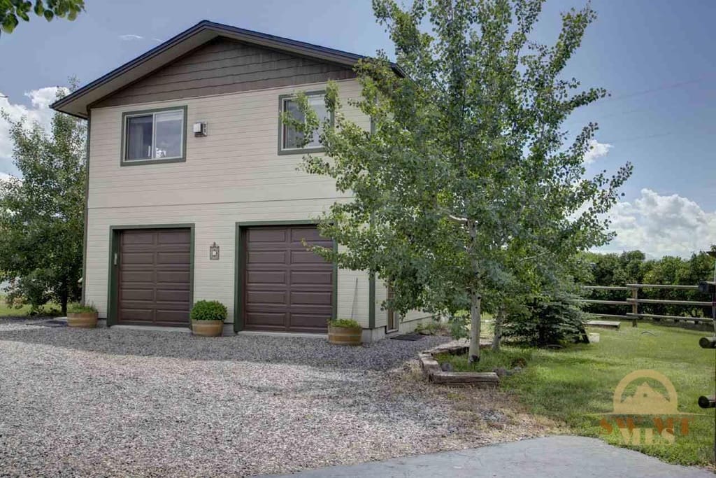 Apt located above shop with unobstructed mtn views