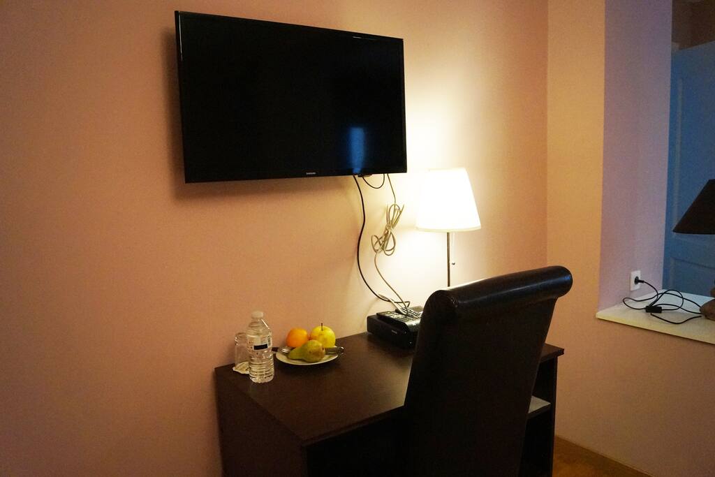 Work station with complimentary fruit and water. Flat screen cable TV.