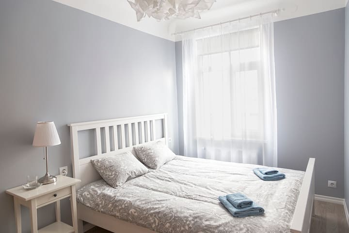 El dormitorio está equipado con una cama tamaño queen grande y cómoda (1,6 m).