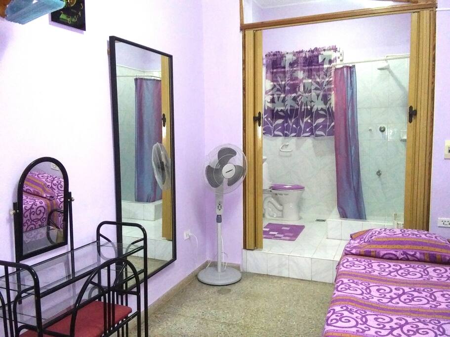 La habitacion matrimonial con cama camera, un bano amplio con sus puertas de corredera y una ventana