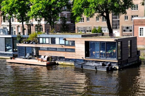 Top Airbnb: Amazing Amsterdam houseboat (watervilla) in Willibrordusbuurt