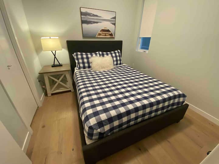 配备壁挂式电视的舒适标准双人床（非图片所示） 