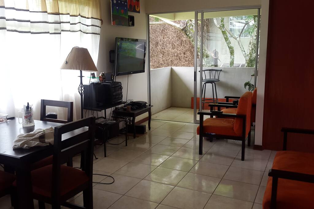 Sala /Comedor, con Pantalla, SKY y equipo de sonido. ambiente Muy Tranquilo