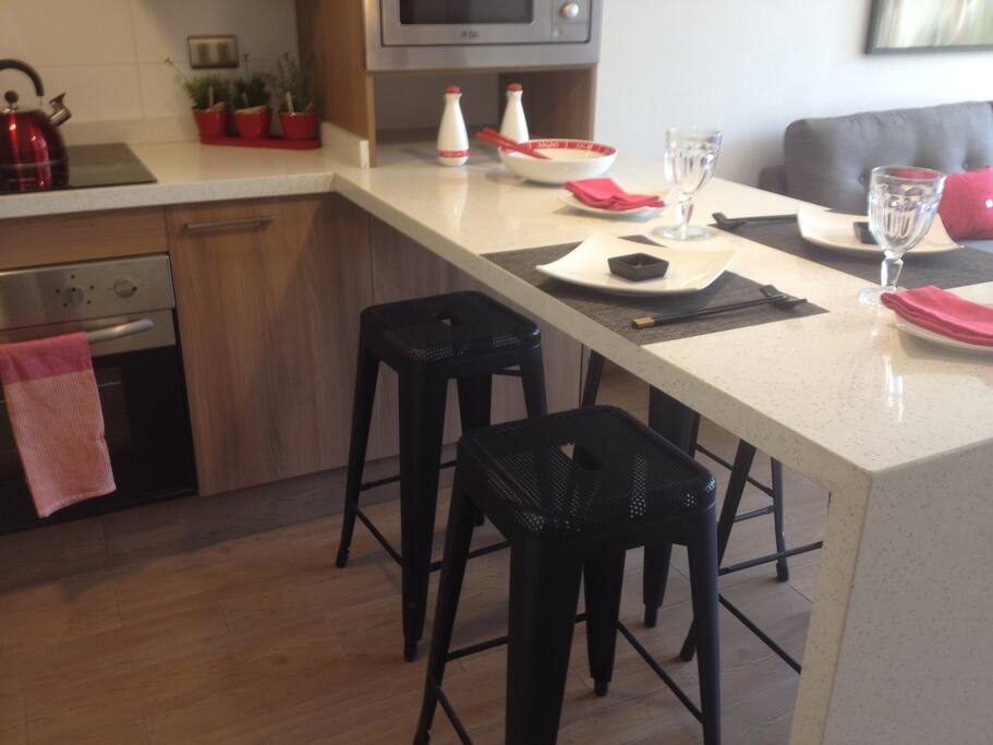 Comedor y cocina equipada