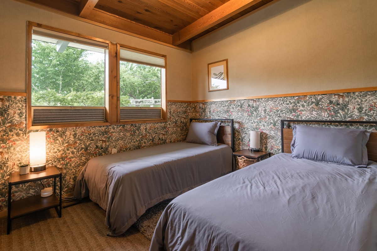 Bedroom with two twin beds