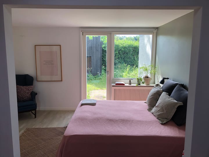 Spálňa č. 1 manželská posteľ. 180 x 200 cm. Má vlastné dvere do veľkej kúpeľne a šatník.