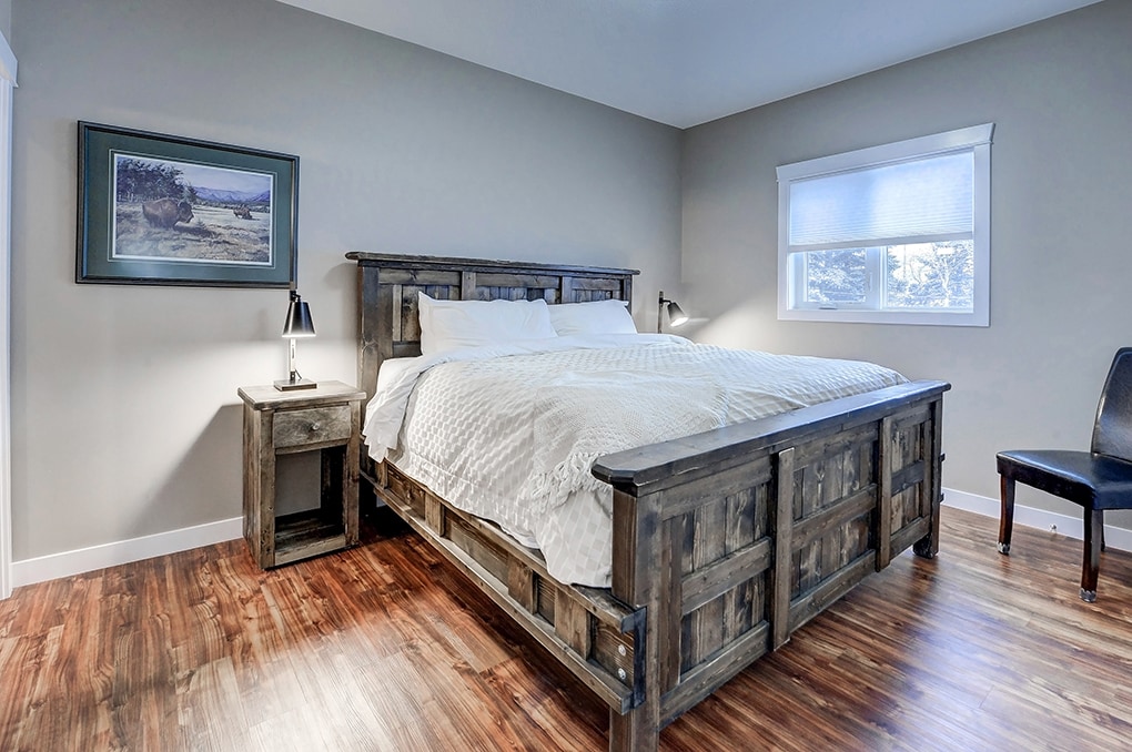 غرفة نوم رئيسية بحجم كبير مع حمام داخلي.  نفس مستوى المطبخ وغرفة المعيشة والسطح.
قلم اللعب متاح عند الطلب.