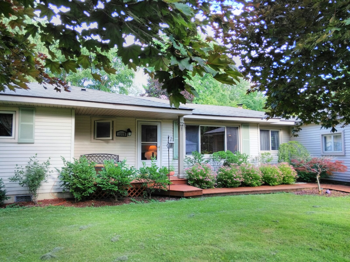 Quiet home by Lake Chemung in Brighton/Howell, MI! Houses for Rent in