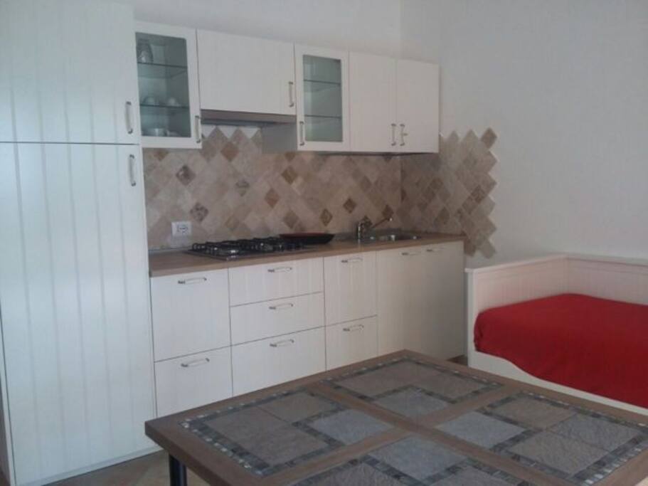 soggiorno con cucina e divano letto 2 posti